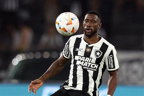 anime bastos|Bastos, zagueiro do Botafogo, é convocado pela seleção angolana.